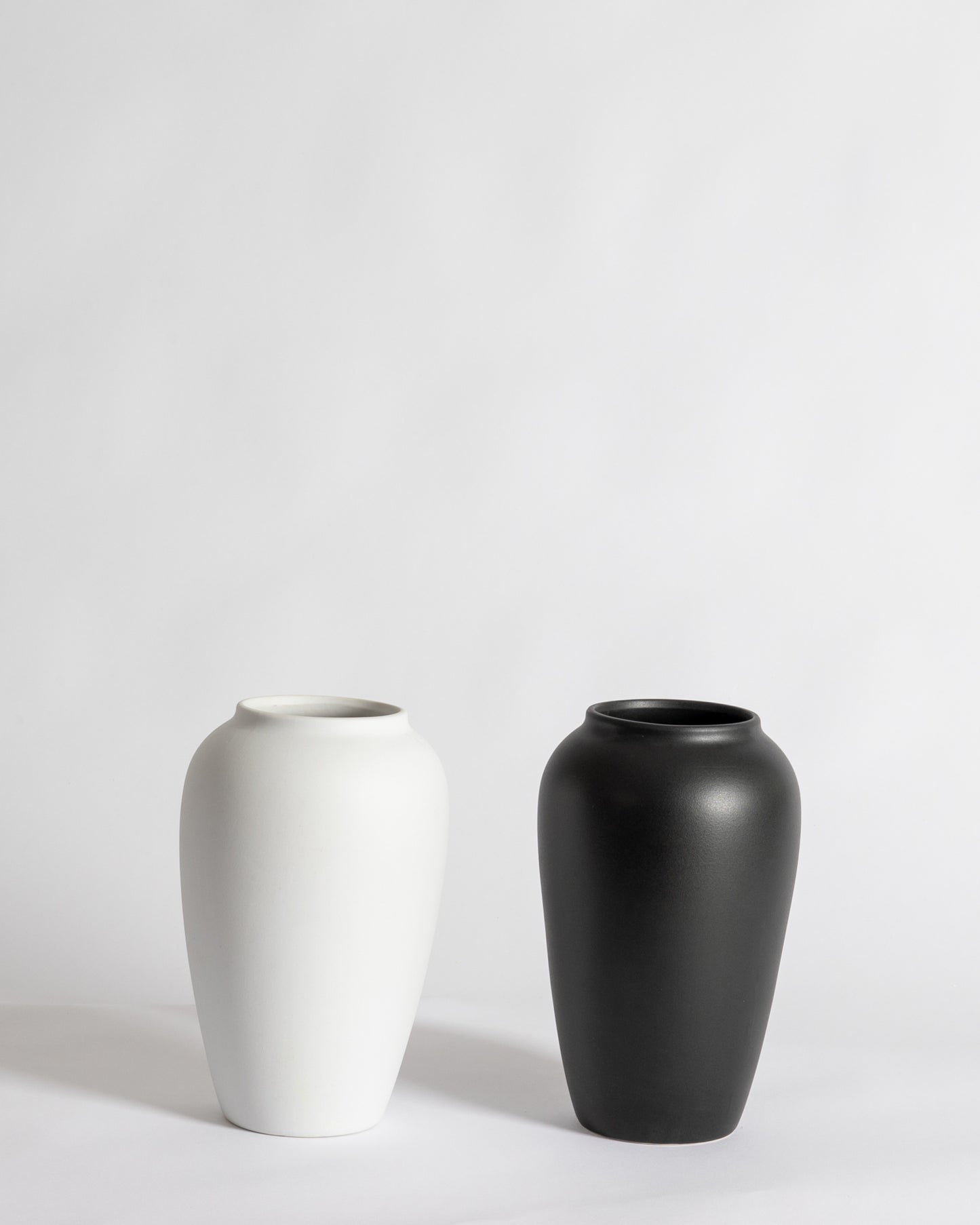 THE STAPLE VASE WHITE