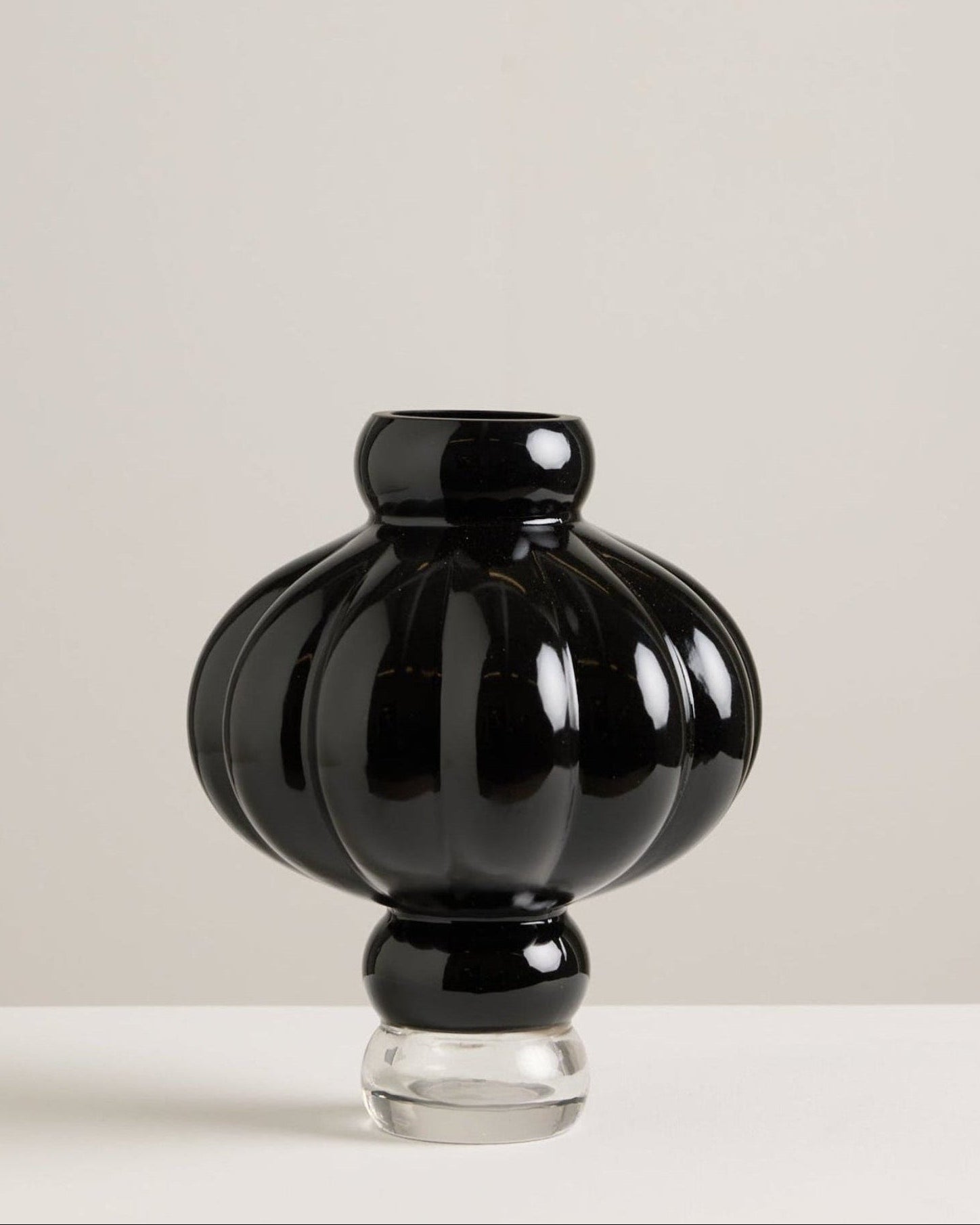 OBSIDIAN IN BLACK