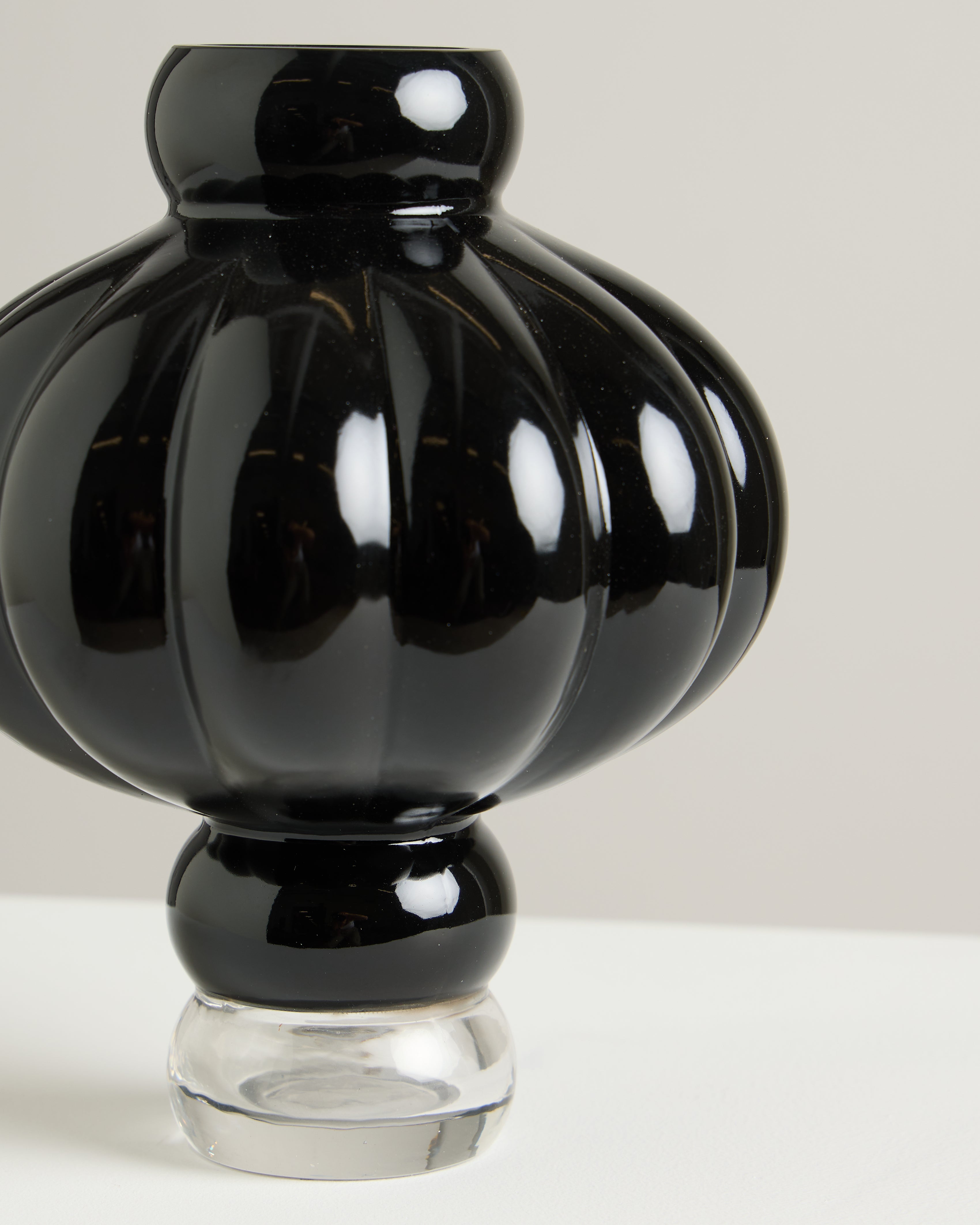 OBSIDIAN IN BLACK