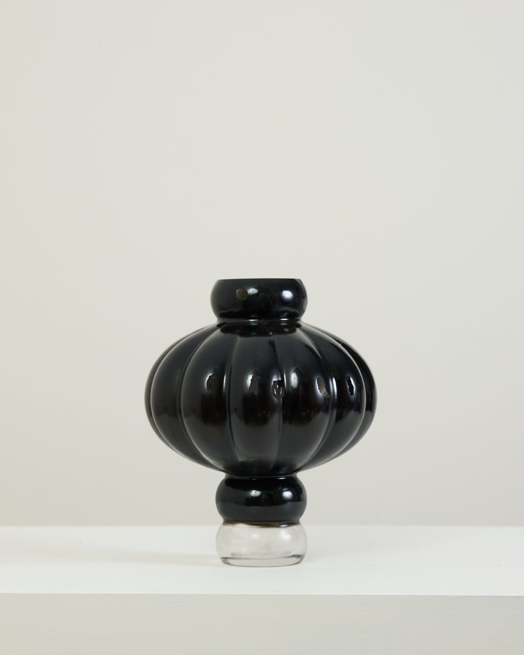 OBSIDIAN IN BLACK