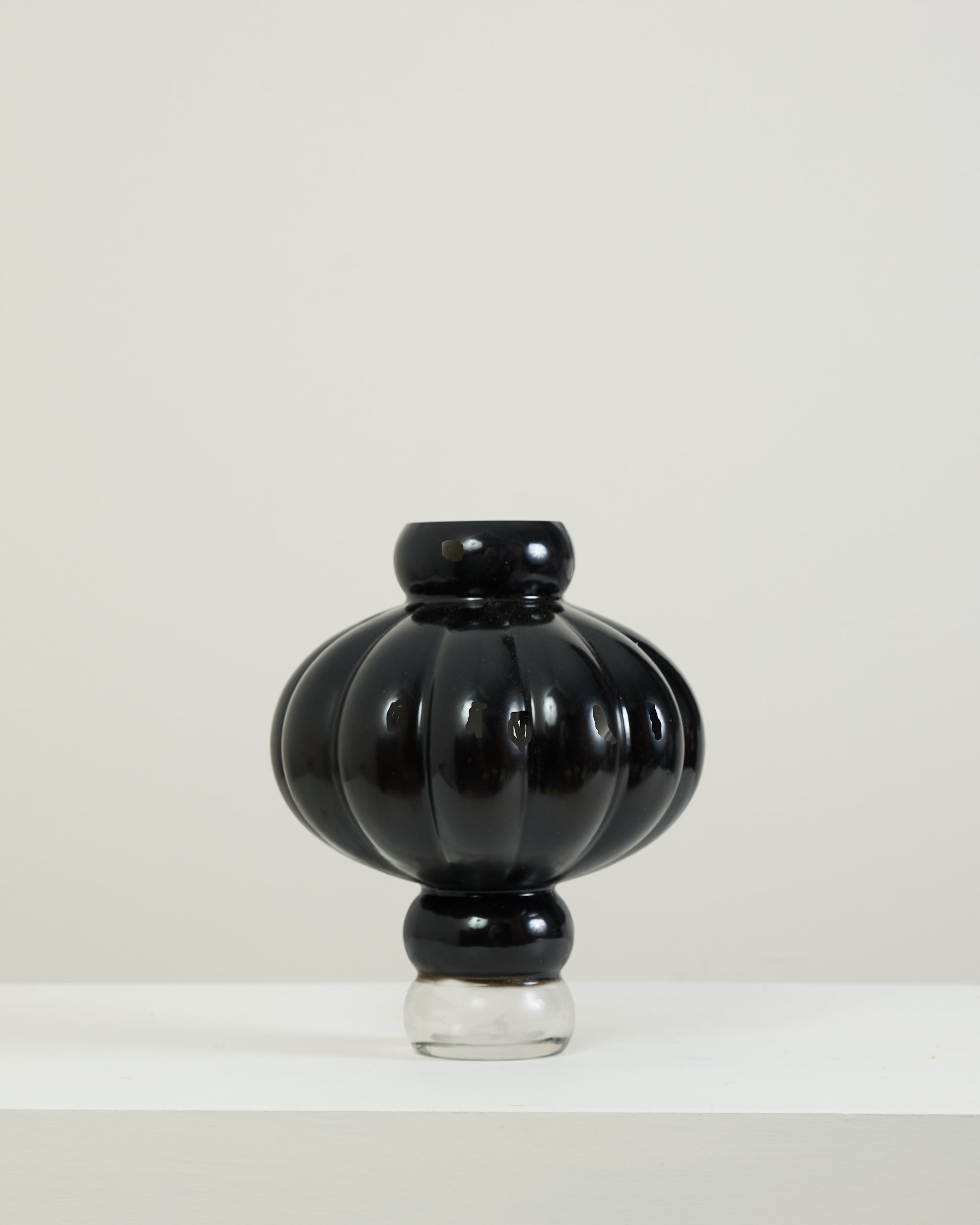 OBSIDIAN IN BLACK