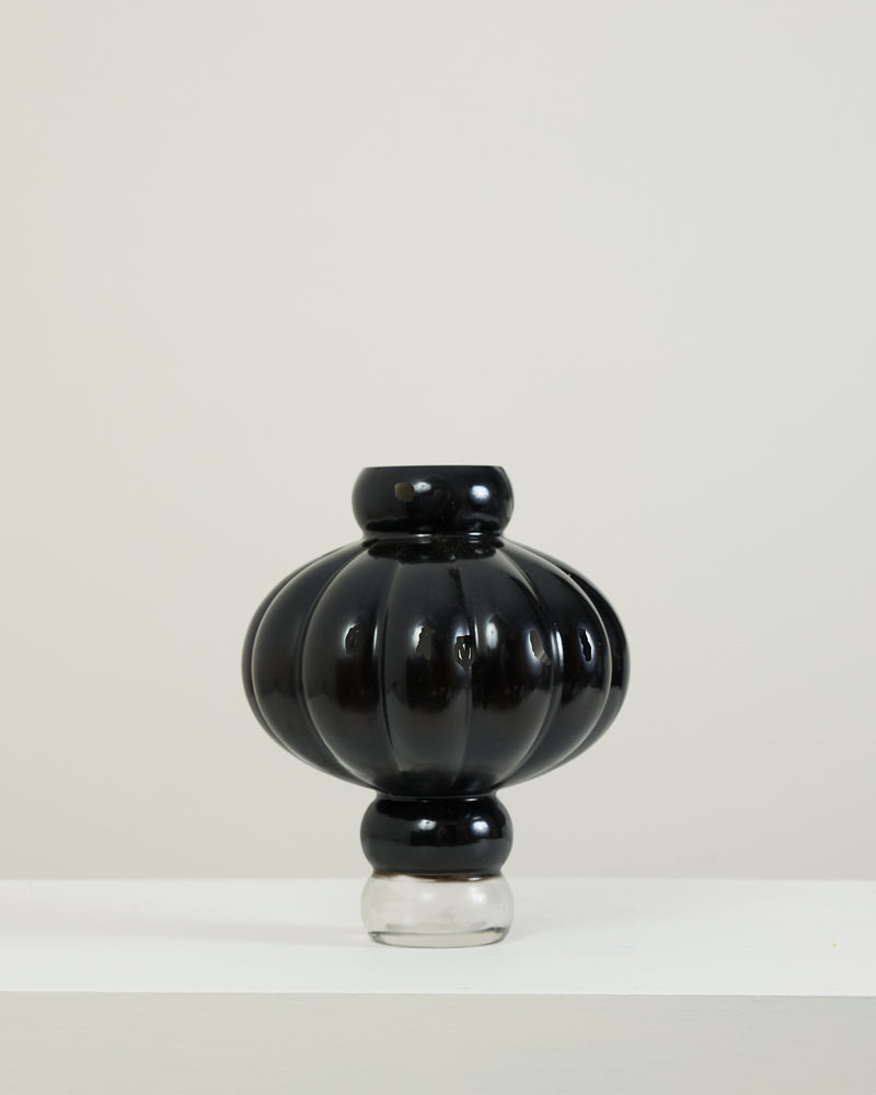OBSIDIAN IN BLACK