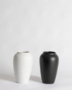 THE STAPLE VASE BLACK