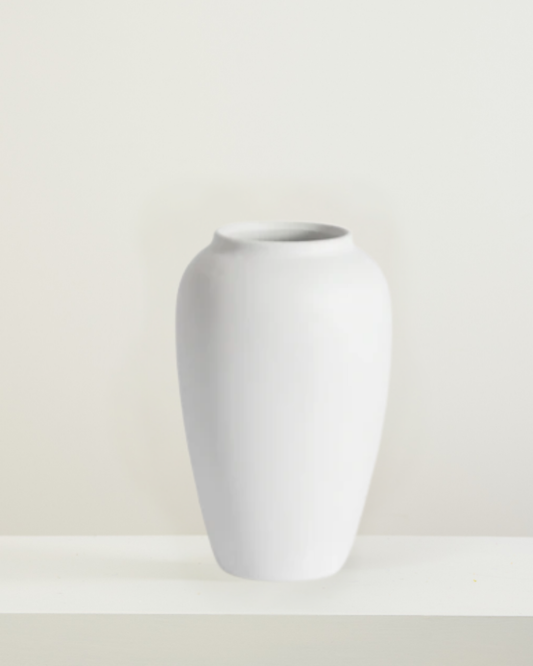 THE STAPLE VASE WHITE